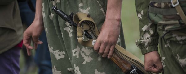 Архивное фото военнослужащего с автоматом в руках - Sputnik Кыргызстан