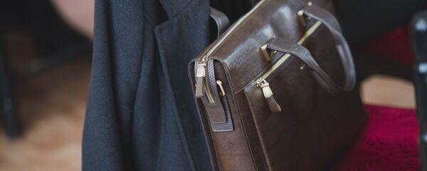 Портфель чиновника на заседании. Архивное фото - Sputnik Кыргызстан