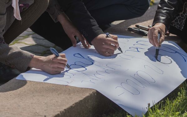 Родственники потерявшегося в Чон-Алайском районе пограничника митингуют у здания Жогорку Кенеша. - Sputnik Кыргызстан