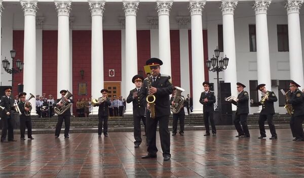 Военный оркестр Одессы сыграл песню На лабутенах - Sputnik Кыргызстан
