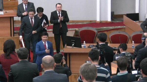 Члены кабмина стоя аплодировали подавшему в отставку Темиру Сариеву - Sputnik Кыргызстан
