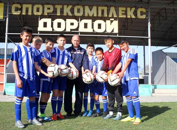 Юные футболисты Кыргызстана которые примут участие в международном проекте Футбол для дружбы - Sputnik Кыргызстан