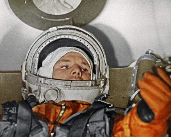 Космонавт Ю. Гагарин в кабине корабля Восток - Sputnik Кыргызстан