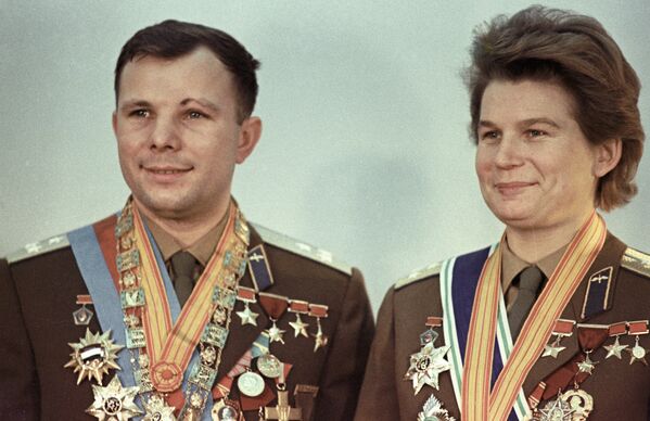 Гагарин и Николаева-Терешкова - Sputnik Кыргызстан