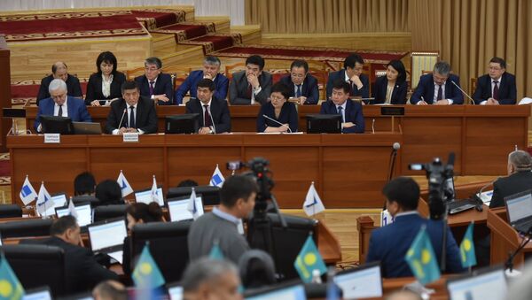 Состав кабинета министров на заседании ЖК. Архивное фото - Sputnik Кыргызстан