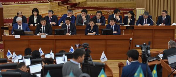 Кандидат на должность премьер-министра Сооронбай Жээнбеков с будущим составом кабинета министров. - Sputnik Кыргызстан