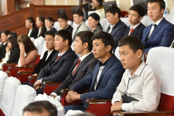 Школьники во время экскурсии в Жорогку Кенеш - Sputnik Кыргызстан