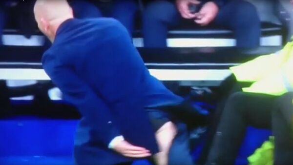 Зидан порвал брюки после промаха Бензема в матче Лиги чемпионов - Sputnik Кыргызстан