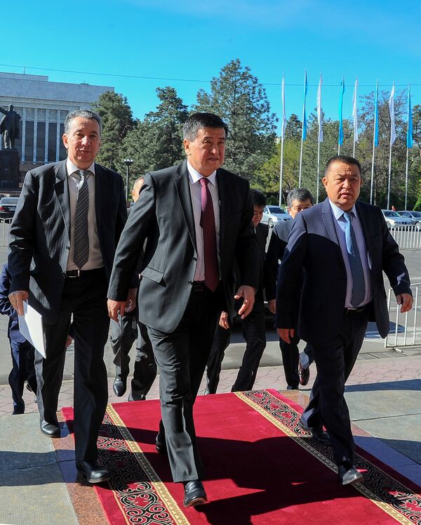 Премьер-министр Сооронбай Жээнбеков проводит новых чиновников до кабинетов - Sputnik Кыргызстан