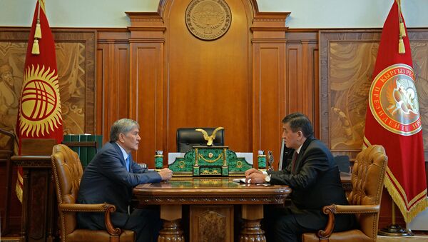 Президент Алмазбек Атамбаев и премьер-министр Сооронбай Жээнбеков - Sputnik Кыргызстан
