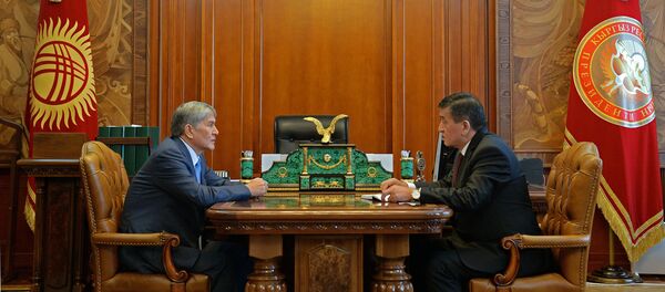 Президент Алмазбек Атамбаев и премьер-министр Сооронбай Жээнбеков - Sputnik Кыргызстан