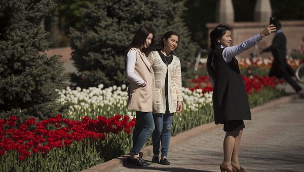 Девушки фотографируются у тюльпанов в Бишкеке. Архивное фото - Sputnik Кыргызстан