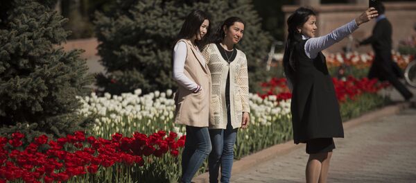 Клумбы тюльпанов в центре Бишкека - Sputnik Кыргызстан