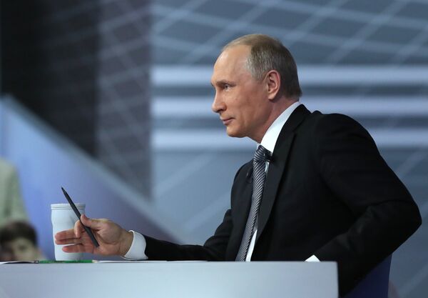Президент России Владимир Путин отвечает на вопросы россиян. - Sputnik Кыргызстан