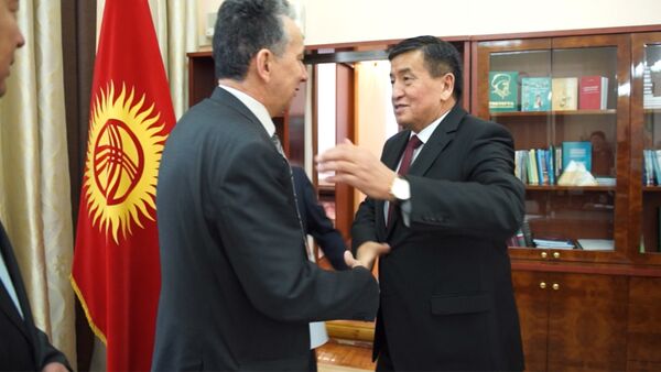 Кубанычы койнуна батпаган премьер-министр Жээнбеков кабинетине кирди - Sputnik Кыргызстан
