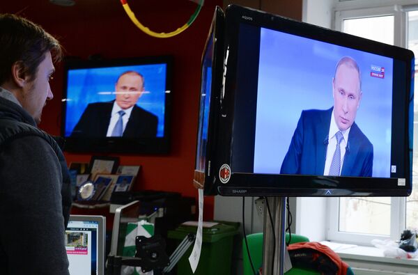 Трансляция ежегодной специальной программы Прямая линия с Владимиром Путиным. Архивное фото - Sputnik Кыргызстан