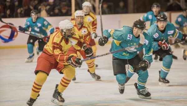 Спортсмены сборной Кыргызстана и Макао на финальной хоккейной встрече на Бишкекском городском катке - Sputnik Кыргызстан