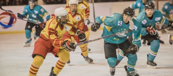 Спортсмены сборной Кыргызстана и Макао на финальной хоккейной встрече на Бишкекском городском катке - Sputnik Кыргызстан