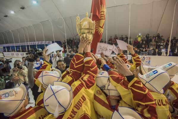 Кыргызстандын хоккейчилери Азия чакырык турниринин финалында Макаонун командасын утуп алды. Кубанычы койнуна батпаган оюнчулар - Sputnik Кыргызстан