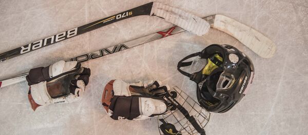 Обмундирование хоккеиста на льду. Архивное фото - Sputnik Кыргызстан