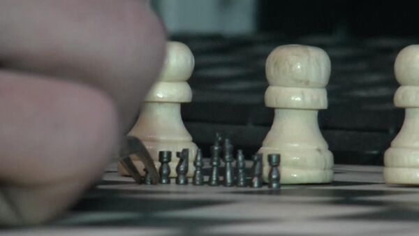 Кибиреген шахматтар. Кыргызстандык жигит Гиннес китебине кирүүнү көздө - Sputnik Кыргызстан