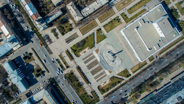 Вид с высоты на здание Кыргызской национальной филармонии им. Т. Сатылганова в Бишкеке. Архивное фото - Sputnik Кыргызстан