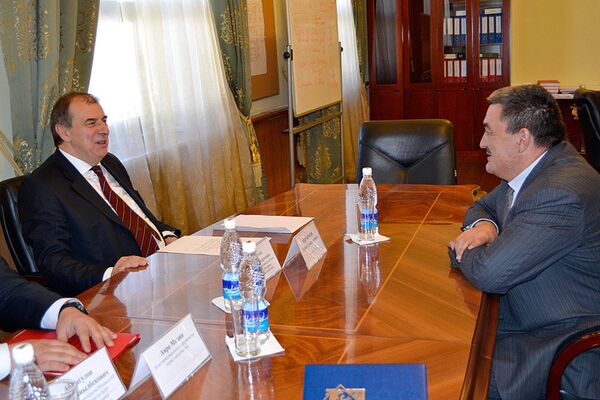 Мэр города Бишкек Албек Ибраимов и посол России Андрей Крутько на встрече. - Sputnik Кыргызстан