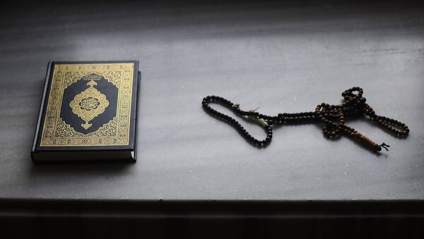 Коран и четки. Архивное фото - Sputnik Кыргызстан