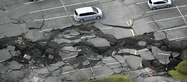 Трещины от землетрясений на асфальтной дорогое в городе Кумамото. Архивное фото - Sputnik Кыргызстан