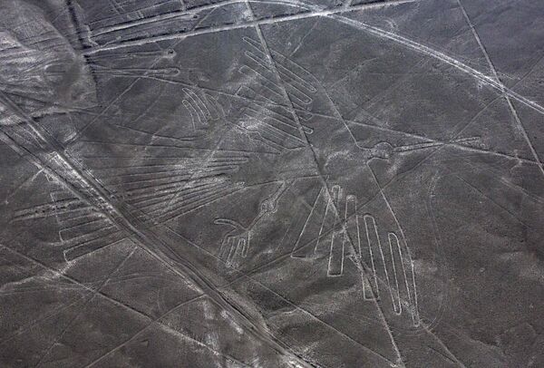 Геоглиф Кондора на плато Наска в Перу. Архивное фото - Sputnik Кыргызстан