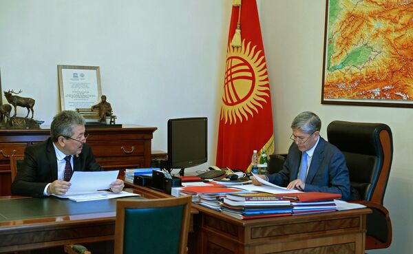 Президент Алмазбек Атамбаев каржы министри Адылбек Касымалиев менен жолугушуу учурунда - Sputnik Кыргызстан