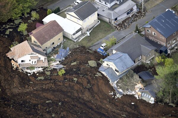 Разрушенные дома от серий землетрясений в городе Кумамото, Япония. - Sputnik Кыргызстан