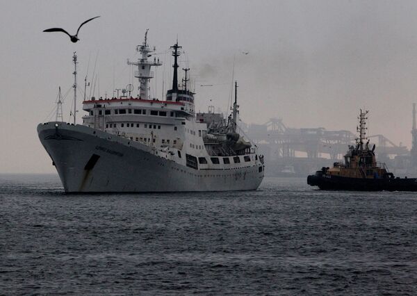 Исследовательское судно Адмирал Владимирский в порту Владивостока. Архивное фото - Sputnik Кыргызстан