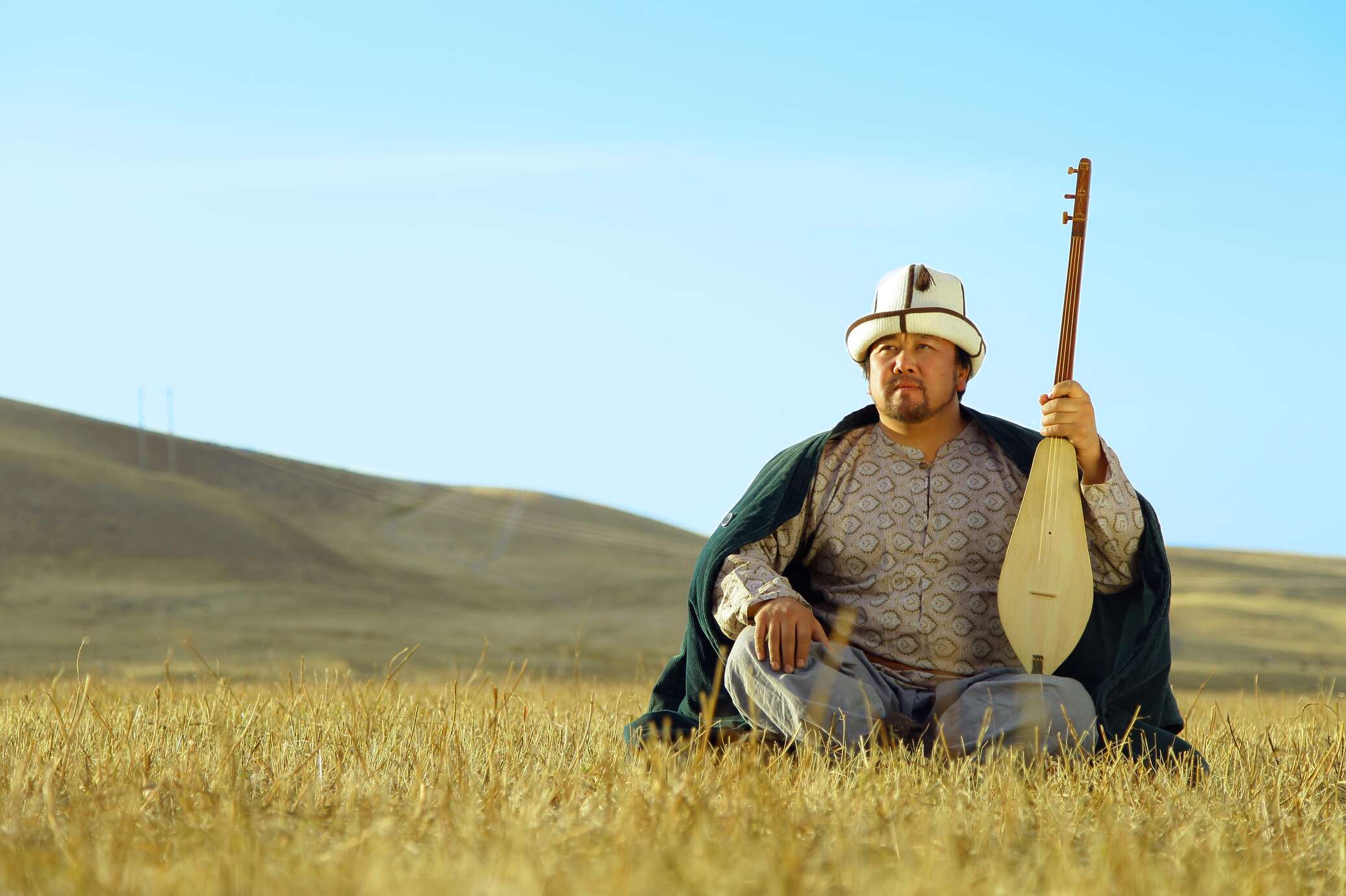 Киргиз поет. Казахский акын. Акыны Киргизии. Казахская степь акын. Акын с домброй.
