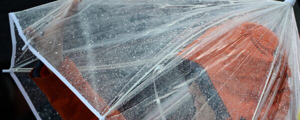 Кол чатыр көтөргөн адам. Архив Кол чатыр көтөргөн адам. Архив - Sputnik Кыргызстан