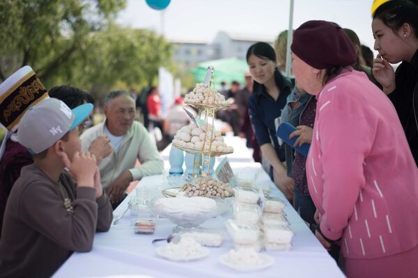 Люди на национальном фестивале курута в КТУ Манас в городе Бишкек - Sputnik Кыргызстан