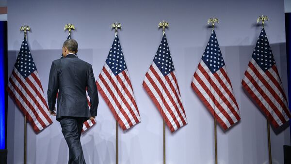 Президент США Барак Обама возле государственного флага США. Архивное фото - Sputnik Кыргызстан