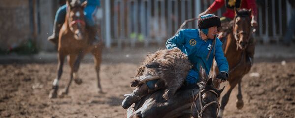 Участники соревнования по кок-бору во время игры. Архивное фото - Sputnik Кыргызстан