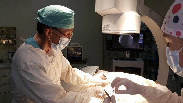Хирург, профессор, аталган оорукананын жетекчиси Калдарбек Абдраманов операция учурунда. Архив - Sputnik Кыргызстан