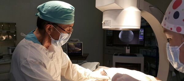 Хирург Калдарбек Абдраманов во время операции пациенту. Архивное фото - Sputnik Кыргызстан