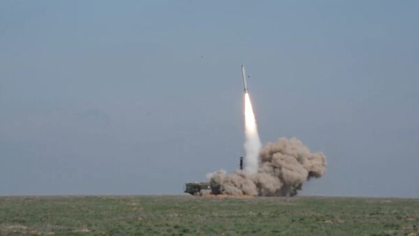 Запуск ракеты комплексом Искандер-М и воронка на месте поражения цели - Sputnik Кыргызстан