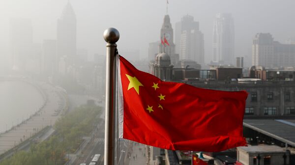 Китайский национальный флаг развевается над офисными зданиями в Шанхае. Архивное фото  - Sputnik Кыргызстан