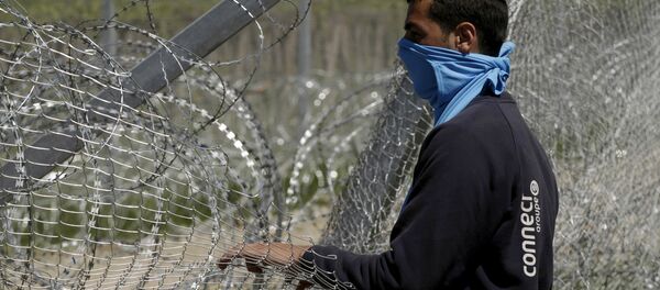 Мигрант на границе Македонии и Греции. Архивное фото - Sputnik Кыргызстан