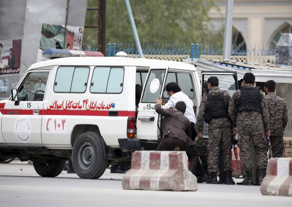Медики и сотрудники правоохранительных органов на месте теракта в центральной части Кабула - Sputnik Кыргызстан