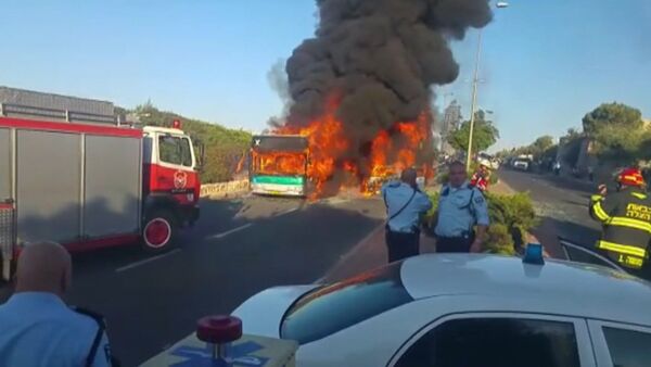 Пожарные тушили загоревшийся после взрыва бомбы автобус в Иерусалиме - Sputnik Кыргызстан