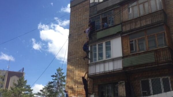 Спасатели сняли с балкона подозреваемого в кражах. Кадры спецоперации - Sputnik Кыргызстан