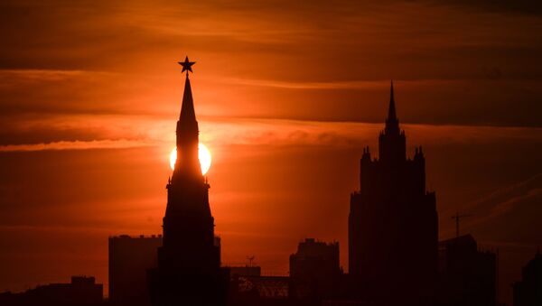 Одна из башен Московского Кремля на закате. Архивное фото - Sputnik Кыргызстан