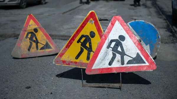 Знаки Дорожные работы на улице где проходит ремонт дорожного покрытия. Архивное фото - Sputnik Кыргызстан