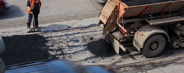 Рабочий во время ремонта дороги. Архивное фото Рабочий во время ремонта дороги. Архивное фото - Sputnik Кыргызстан