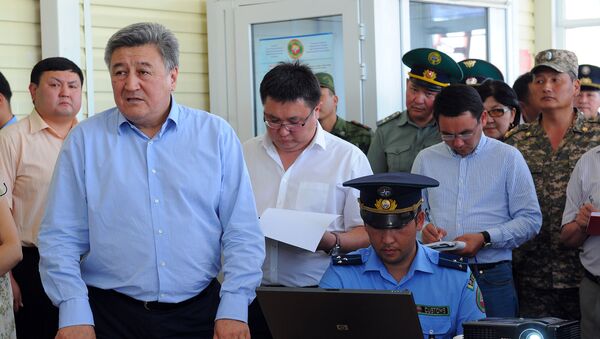 Экс-председатель Государственной таможенной службы Адамкул Жунусов(слева). Архивное фото - Sputnik Кыргызстан